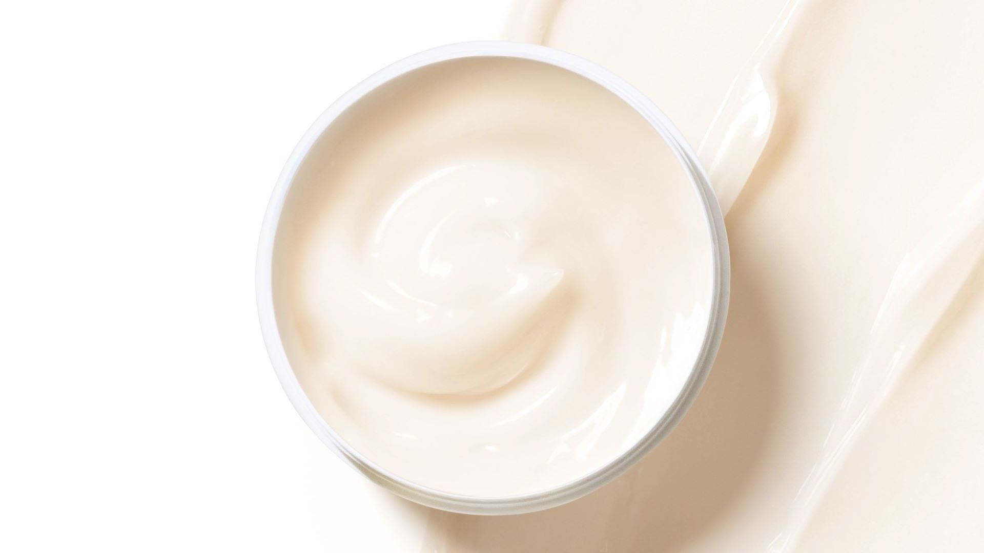 An open pot of the rich Dove 10-in-1 Bond Strength Serum Mask, a weekly treatment to manage extreme hair damage.