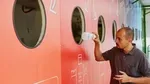 Een man bij een recyclingcentrum