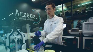 Arzeda scientist in a lab. Unilever and Arzeda use AI to develop performance-boosting enzymes for our cleaning products.