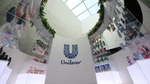A range of Unilever Thailand’s best sellers displayed oin a dramatic set of white shelves shaped in a semi-circle