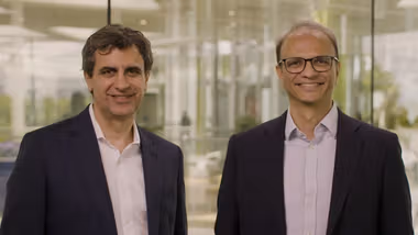 Fernando Fernandez, Unilever’s Chief Executive Officer, standing on the left and Srinivas Phatak, Unilever’s acting Chief Financial Officer, standing on the right. Both are wearing dark suits with light coloured shirts.