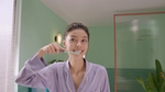 Vietnamese celebrity Lona Kiều Loan brushes her teeth with Closeup.