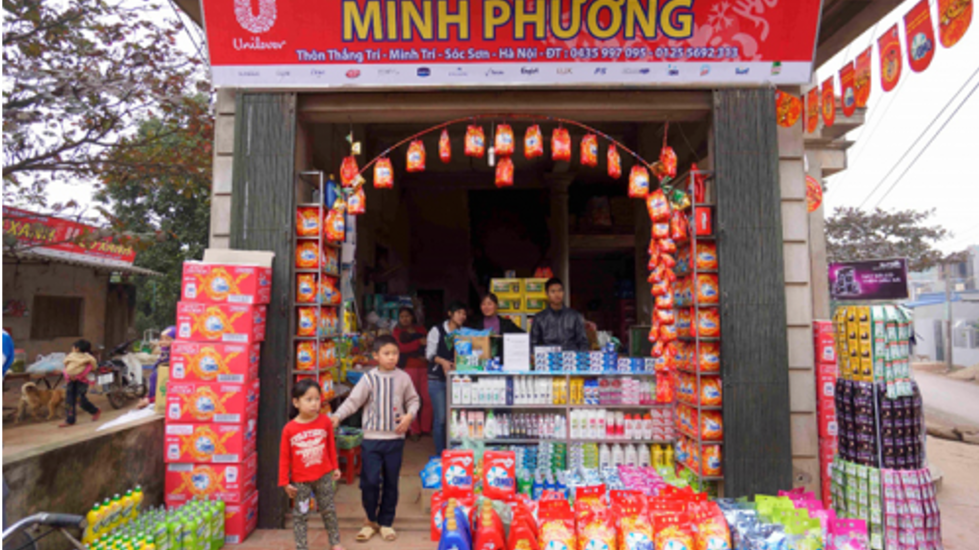 a market selling Unilever products in Vietnam. Products from OMO and many other brands are on display.