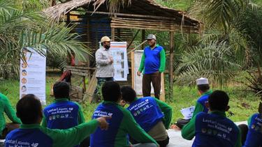 A group of smallholders participate in training.