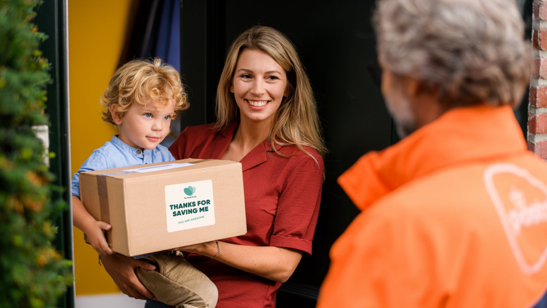PostNL bezorger overhandigt Too Good To Go pakket aan consument